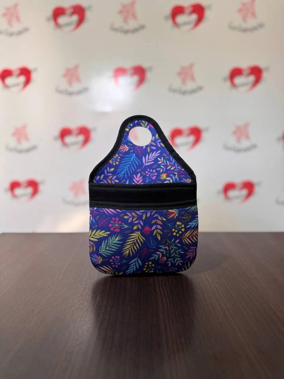Cuatro bolsas de neoprene para auto en distintos colores y estampados