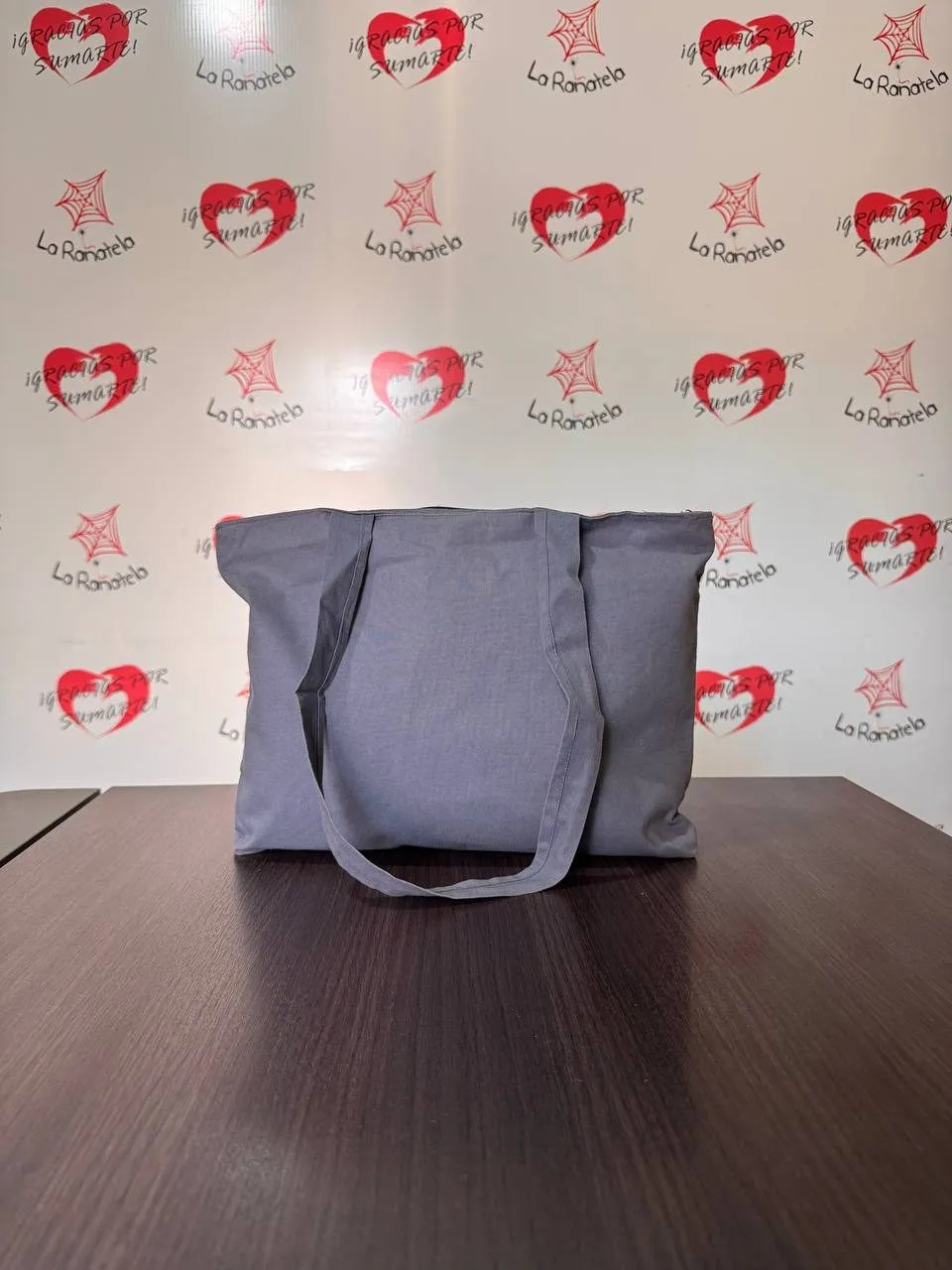 Bolso de brin gris con asas largas del mismo material