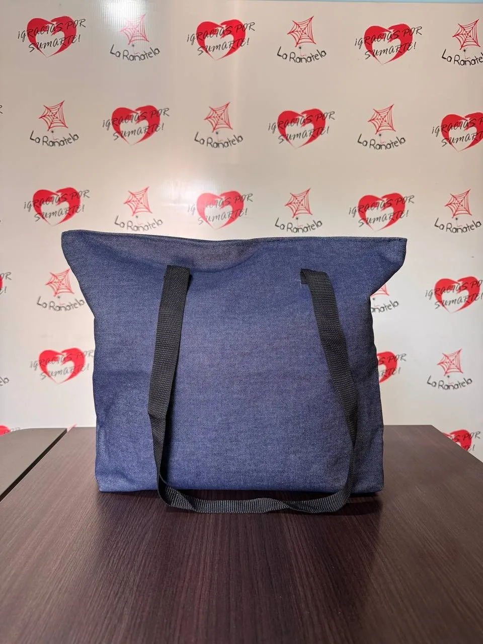 Bolso de jean azul con asas de cinta negra