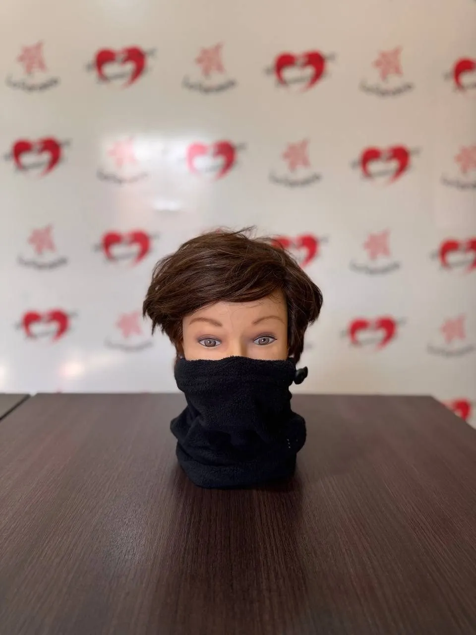 Cuello de polar negro con ajuste regulable colocado sobre un maniquí