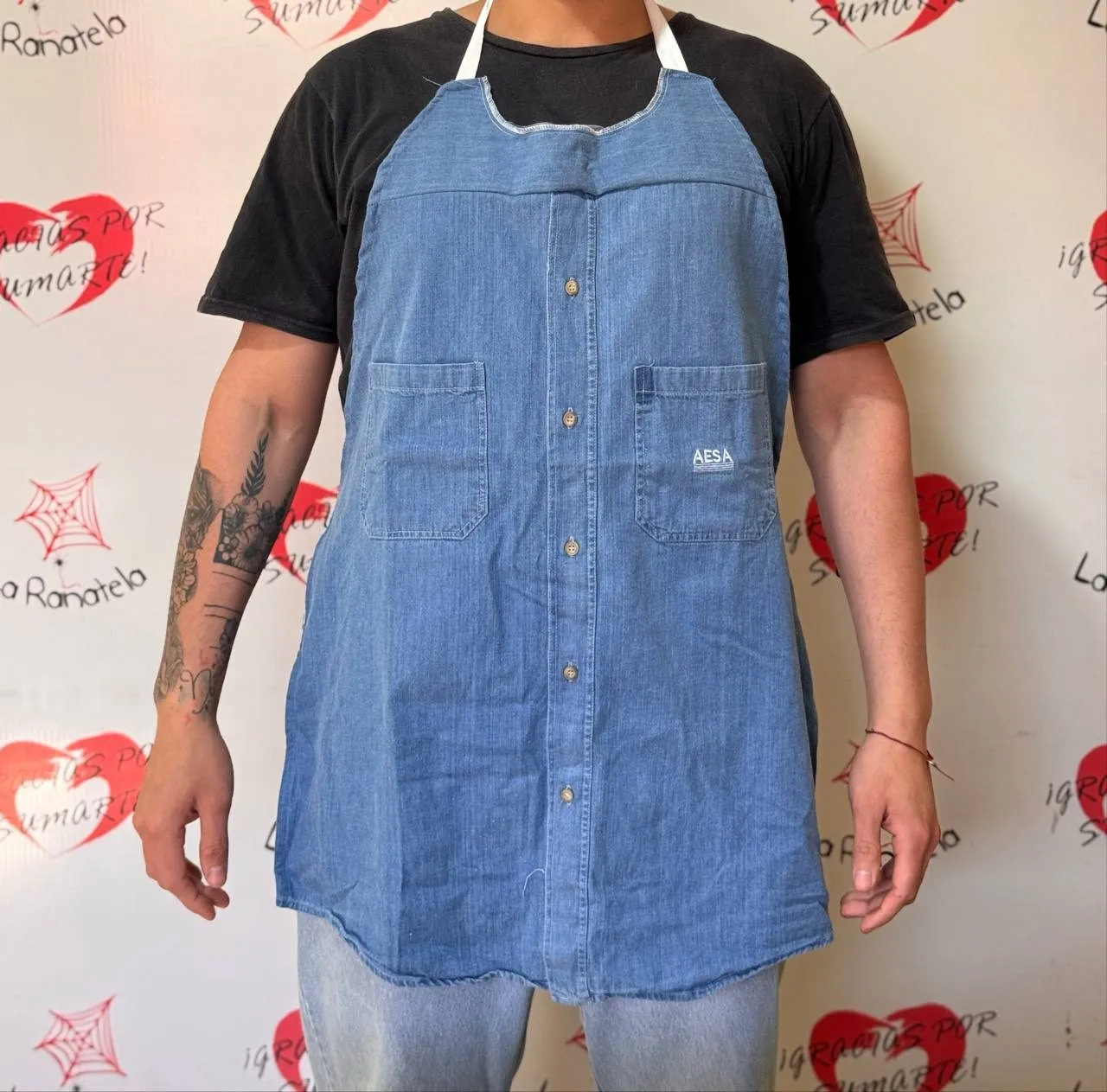 Delantal confeccionado con una camisa de jean, con dos bolsillos y botones originales