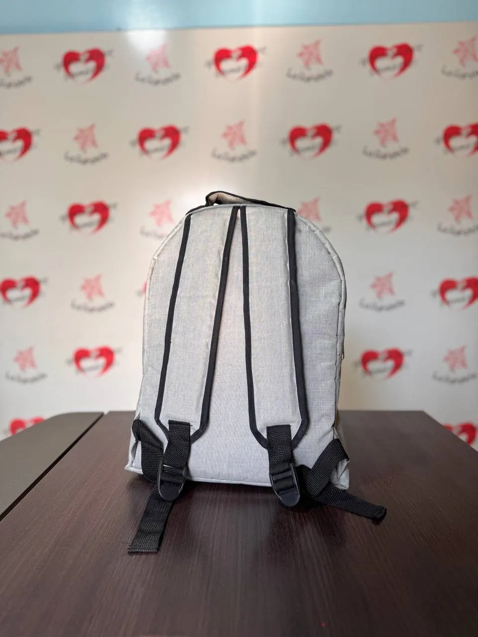 Parte trasera de la mochila con tiras acolchadas regulables