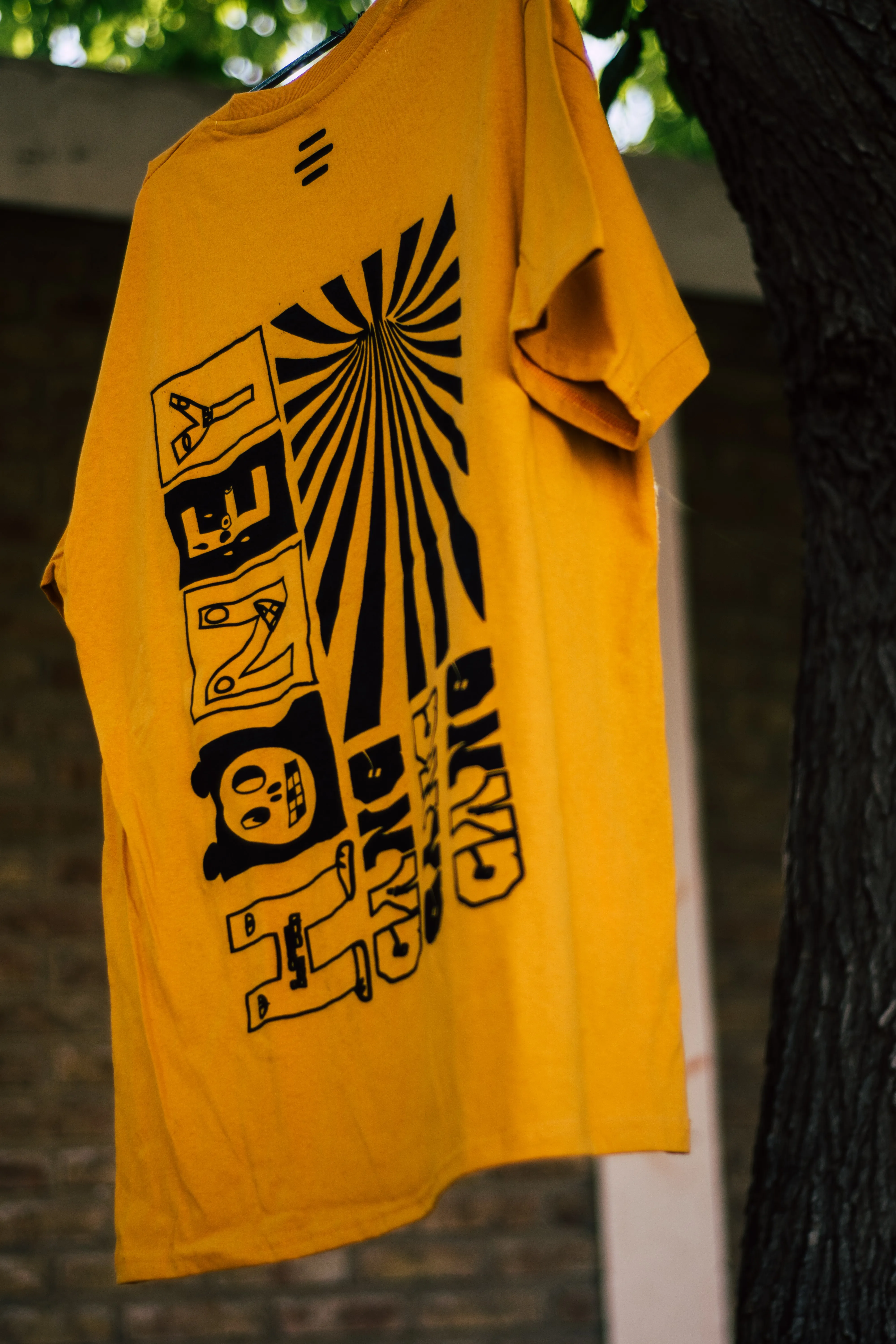 Remera amarilla con estampado serigrafiado a varios colores