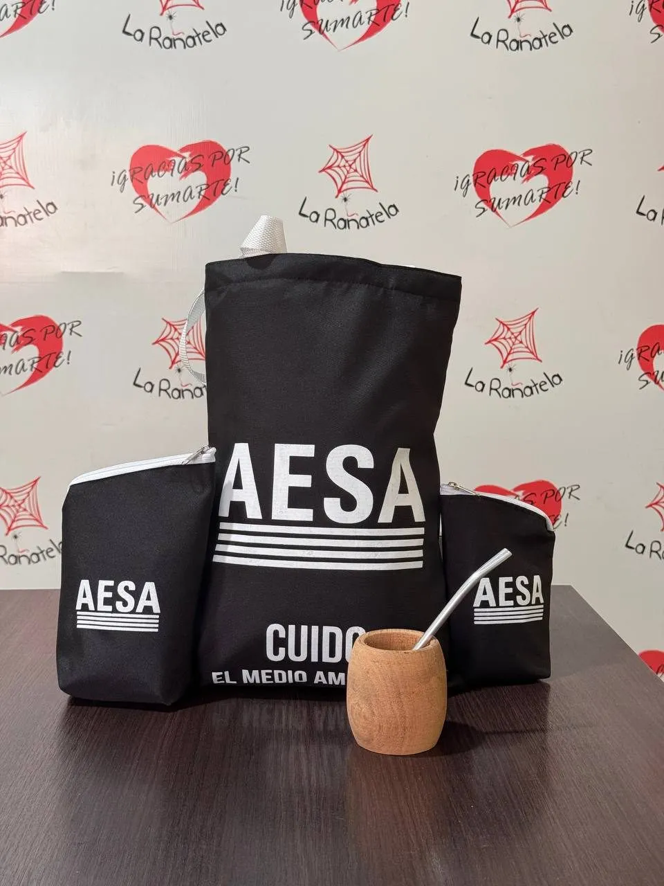 Set matero con bolso, dos neceseres y un mate de madera, todos con logo impreso