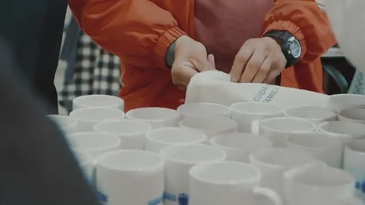 Manos embolsando tazas personalizadas una por una