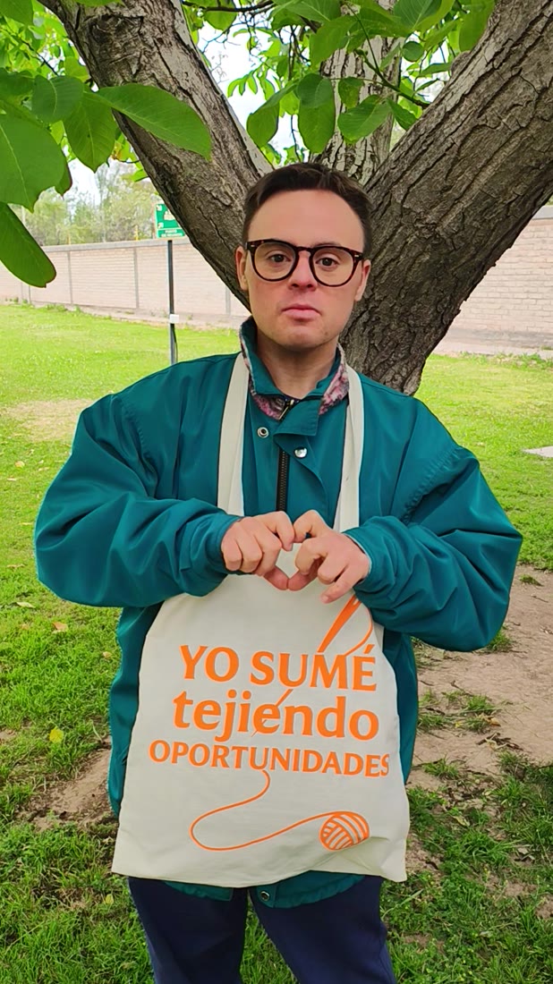 Trabajador de La Rañatela con la bolsa Yo sumé estampada en naranja